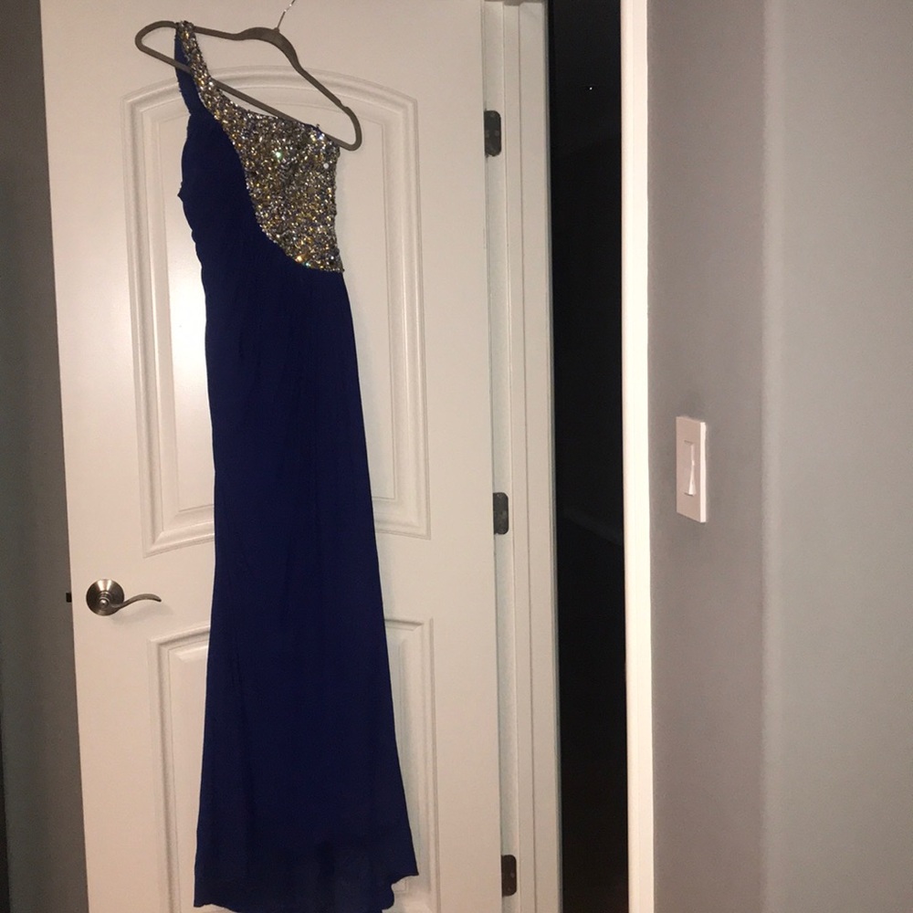 Long dress. The back is open with beaded design